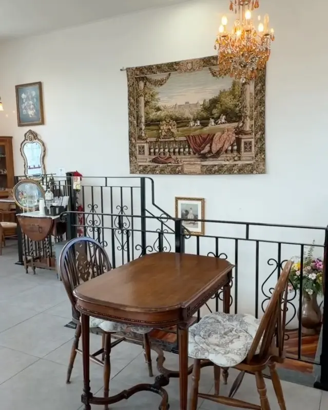 앤틱 가구와 소품들로 가득한 카페 내부