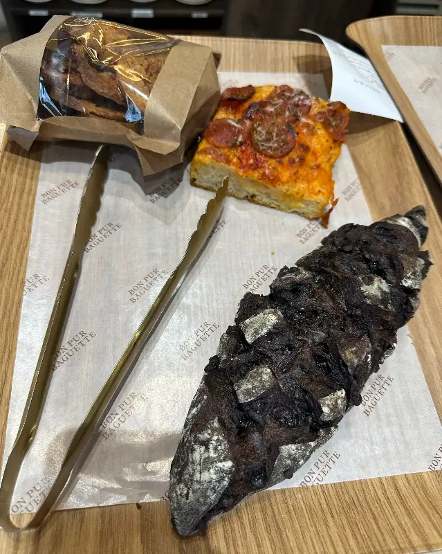 쟁반 위에 놓인 빵과 집게