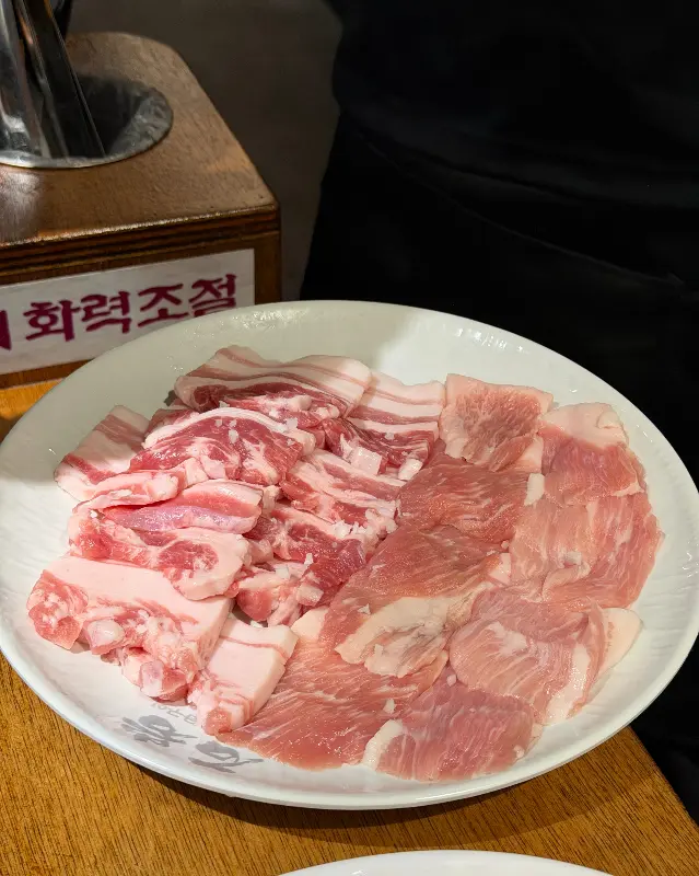 신선한 삼겹살과 천겹살