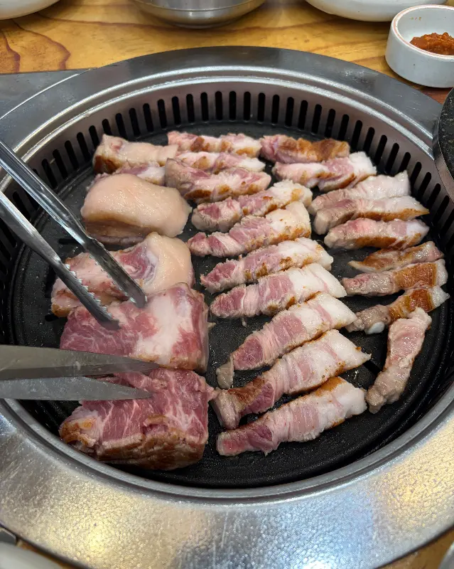 고기를 굽는 모습