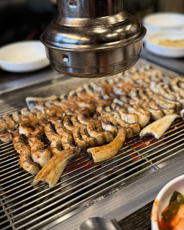 먹음직스럽게 구워진 장어의 단면