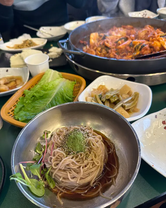 푸짐하게 차려진 닭갈비 한 상