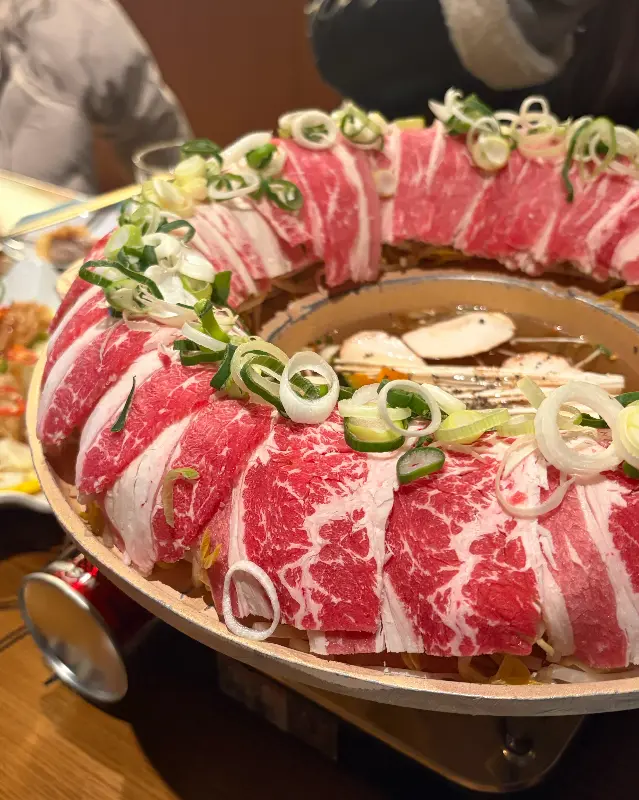 도넛 모양으로 둘러진 샤브샤브 고기