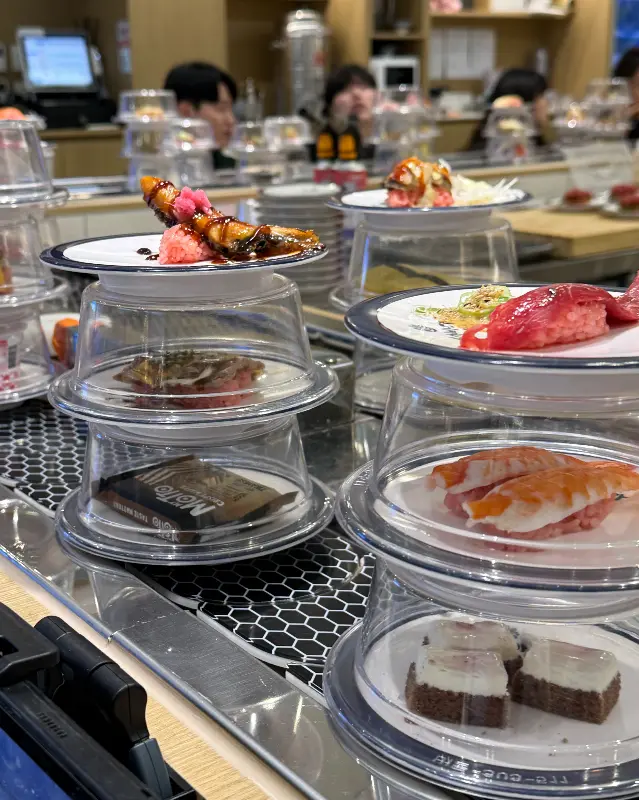 다양한 종류의 초밥이 레일 위를 돌고 있는 모습