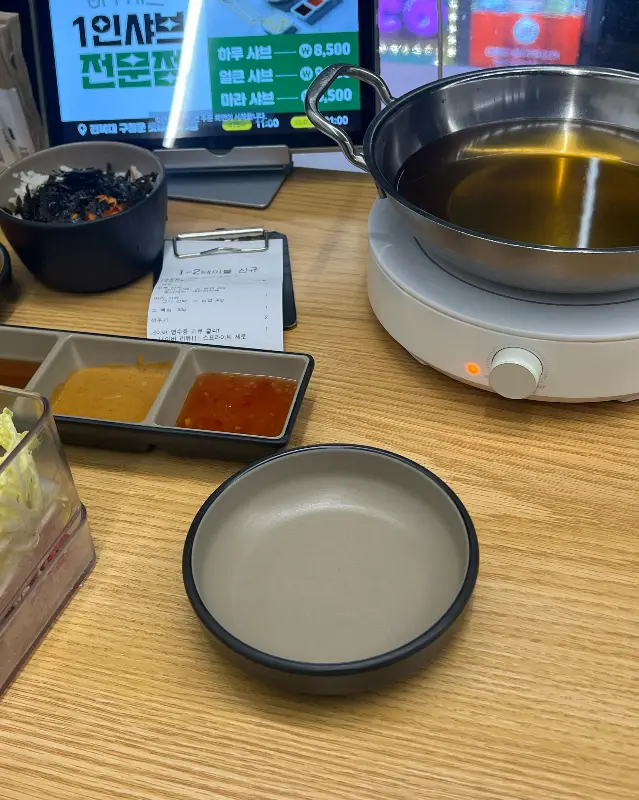 깔끔하게 정돈된 테이블과 샤브샤브 냄비