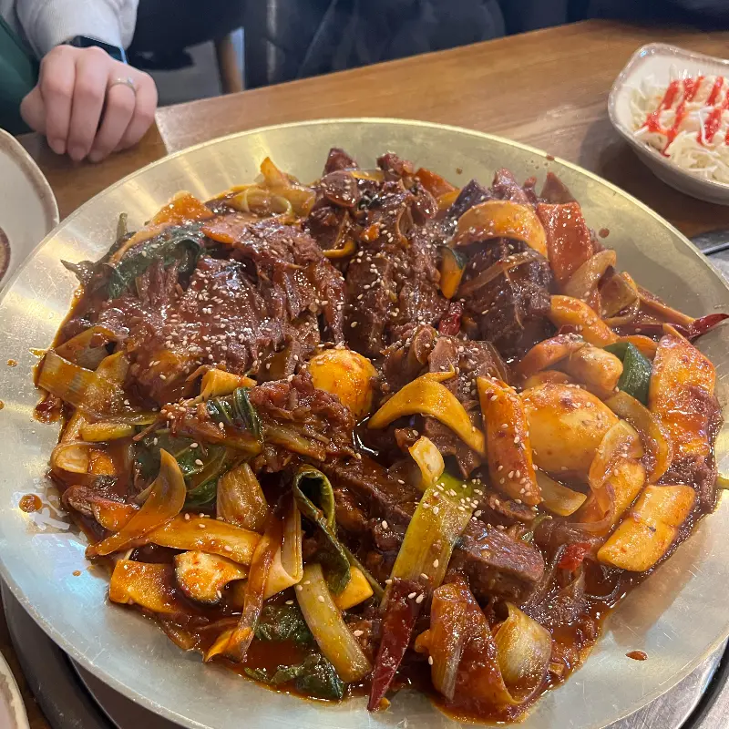 다채로운 야채와 뼈찜의 조화