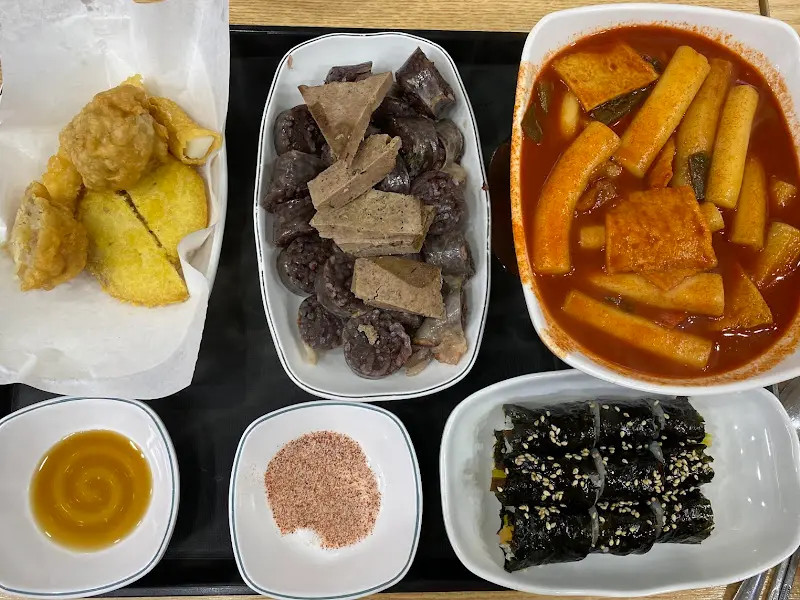 떡볶이, 순대, 튀김, 김밥 한 상 차림