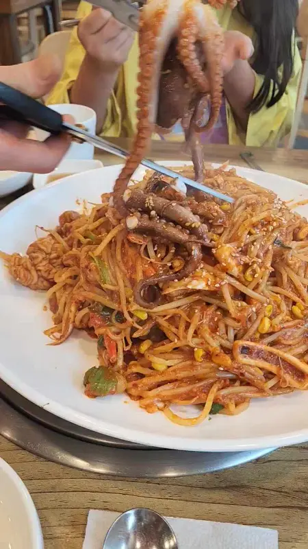 해물찜 속 낙지를 집어 올리는 모습