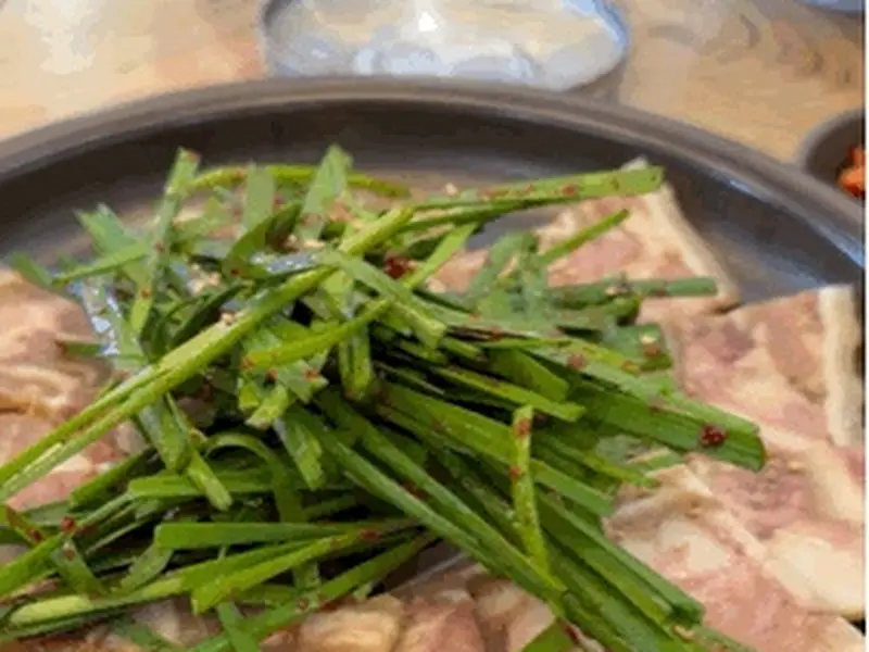 향긋한 부추가 듬뿍 올려진 보쌈