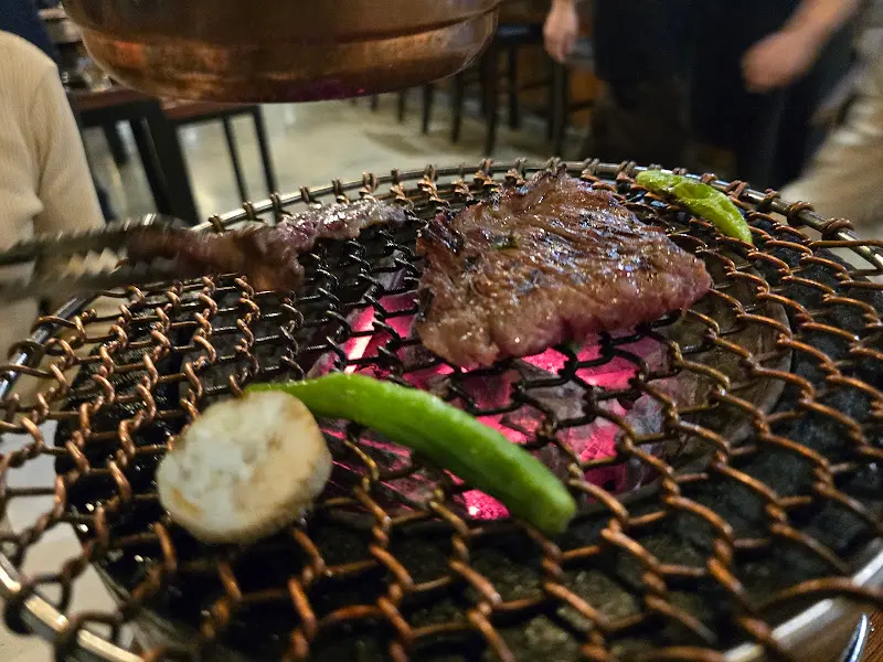 숯불 위에서 구워지는 한우