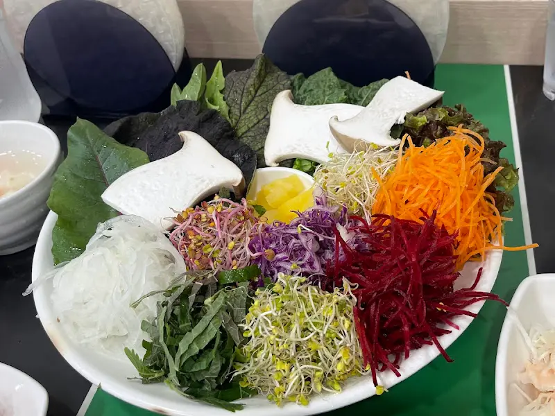 푸짐하게 차려진 월남쌈 재료