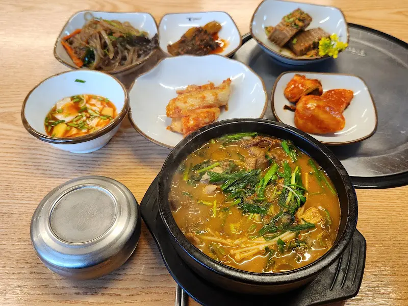 푸짐하게 차려진 밑반찬