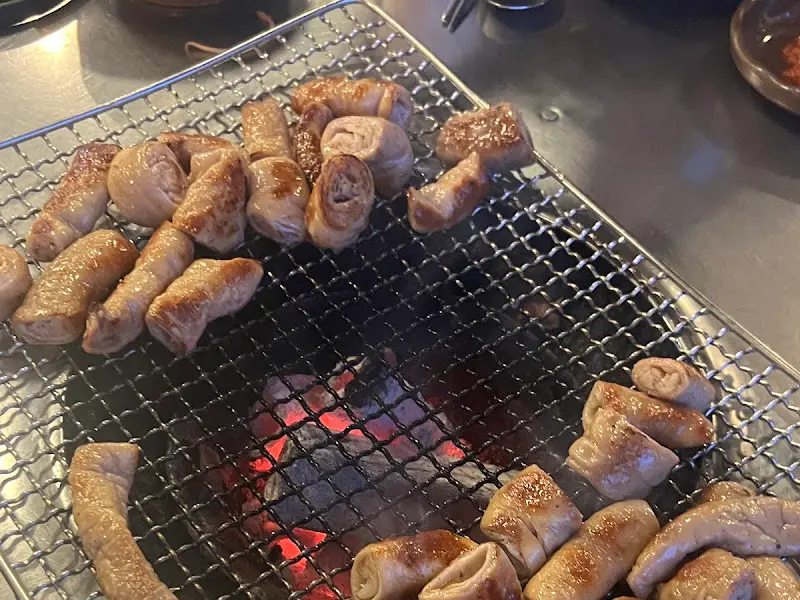 숯불 위에서 익어가는 막창