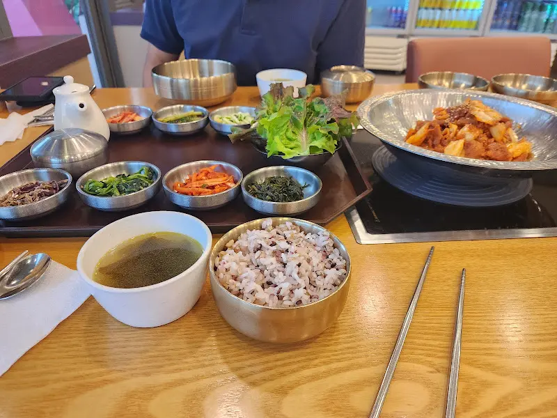 한상 가득 차려진 밑반찬