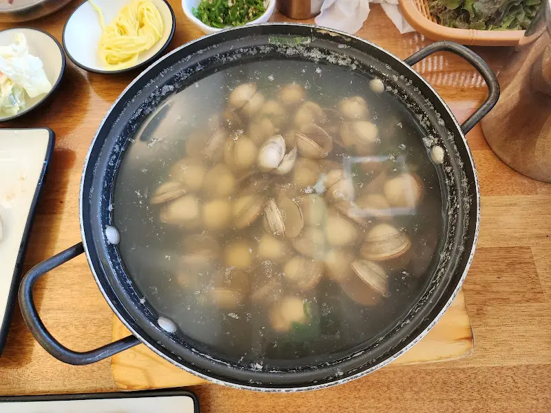 시원하고 깊은 맛이 일품인 동죽 조개탕