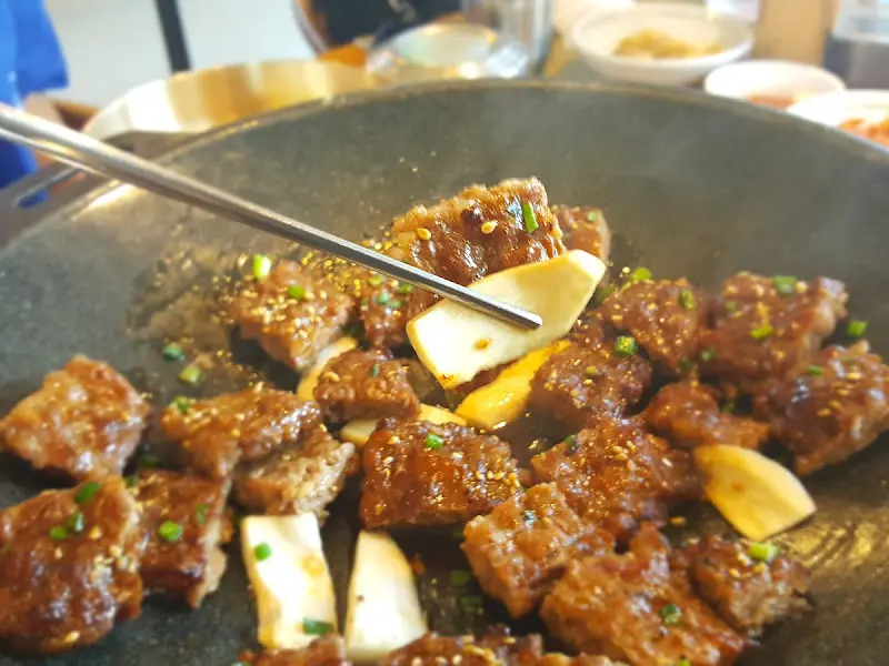 윤기가 흐르는 떡갈비