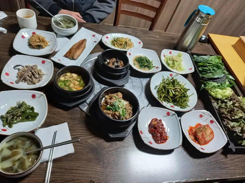 푸짐한 우렁쌈밥 한 상 차림