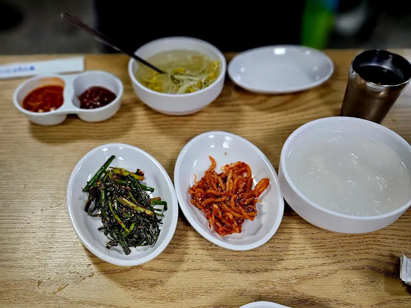 정갈하게 담긴 기본 반찬들