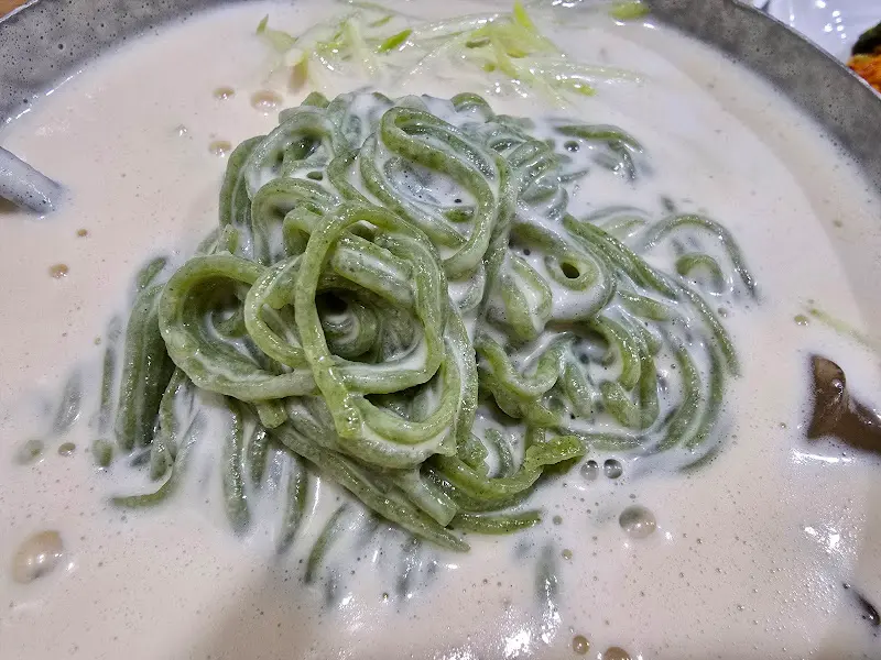 뽕잎 콩국수