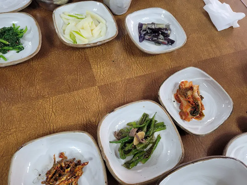 정갈하게 차려진 밑반찬