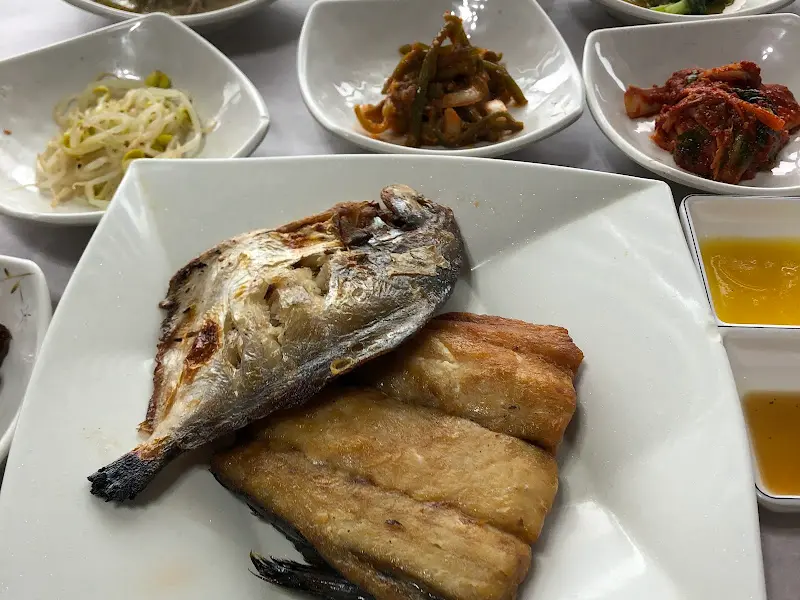 노릇하게 구워진 생선구이