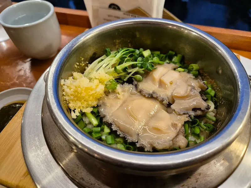 스테이크 솥밥 근접샷