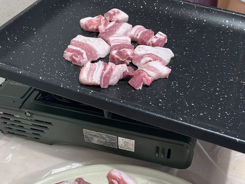 불판 위의 삼겹살