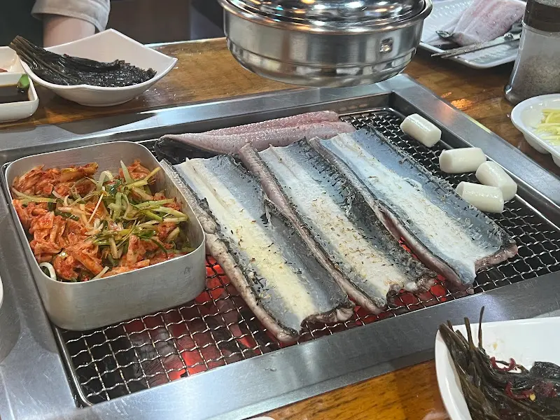 숯불 위에서 익어가는 장어