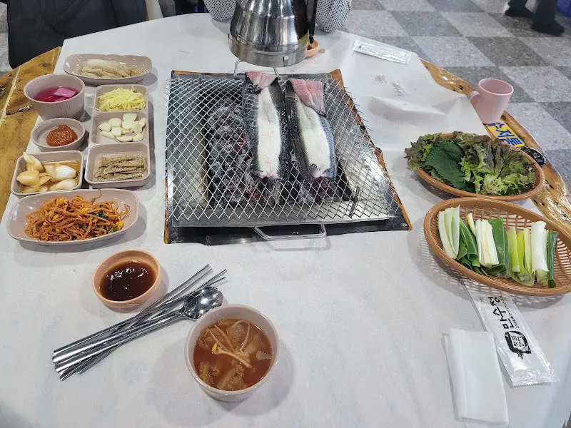 기본 반찬과 숯불