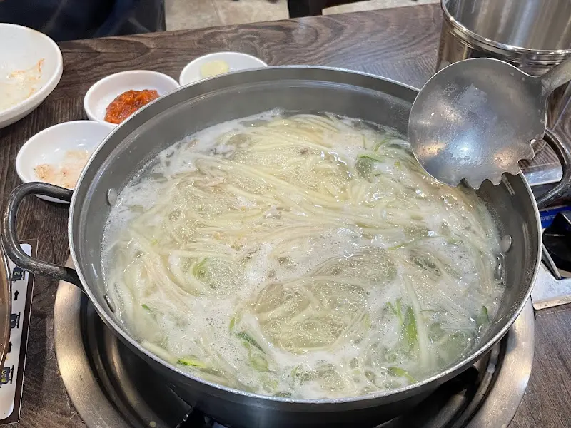 보글보글 끓고 있는 복해물칼국수