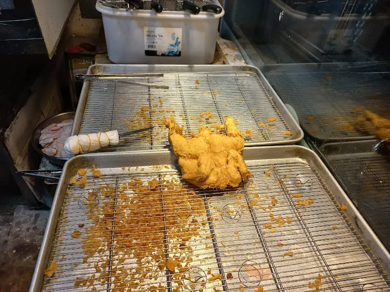 갓 튀겨져 나온 통닭