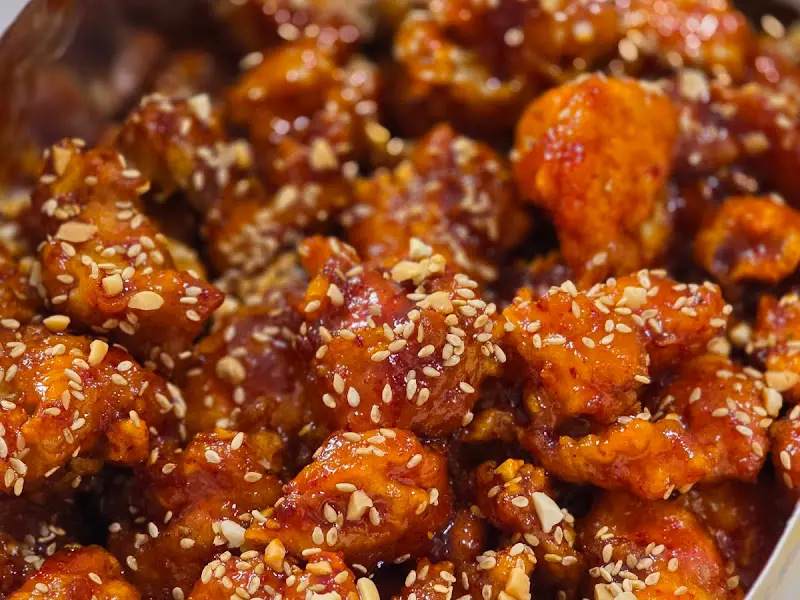 윤기가 흐르는 닭강정