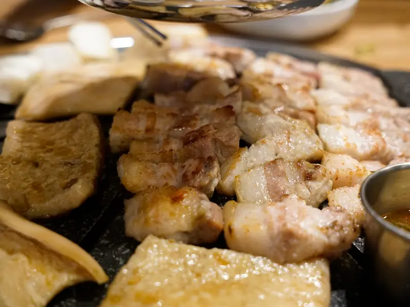 노릇하게 구워진 오겹살