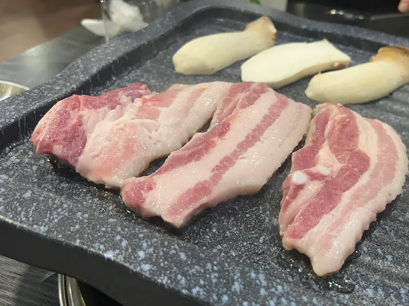 불판 위에 올려진 흑돼지