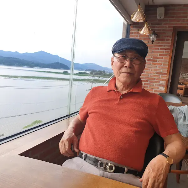 창밖 풍경을 바라보는 손님