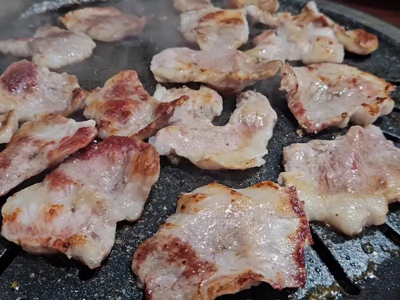 천겹살 굽는 모습