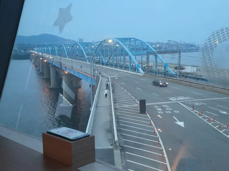 통유리창으로 보이는 동작대교