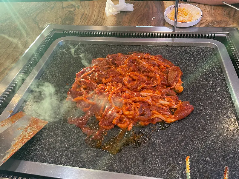 돌판 위에서 익어가는 오리 주물럭