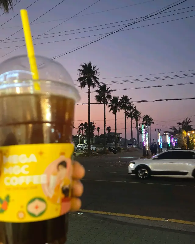 커피와 협재 해변