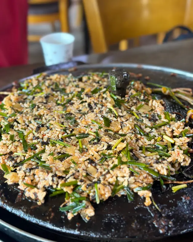 김 가루와 참기름이 듬뿍 뿌려진 볶음밥