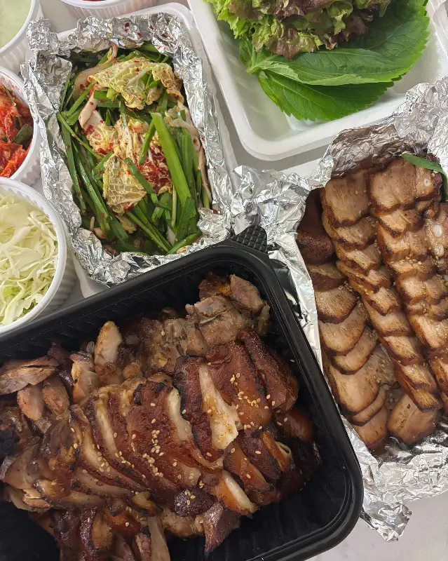 윤기 넘치는 족발 한 상 차림