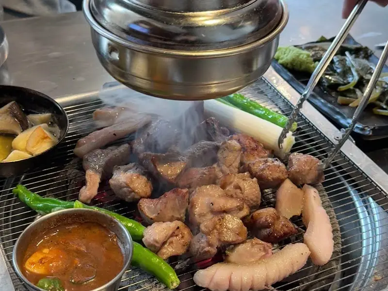 숯불 위에서 익어가는 근고기