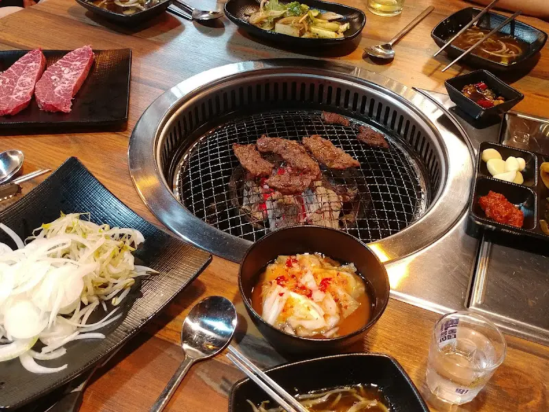 숯불 위에 구워지는 소고기