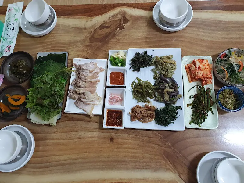 수육돌솥밥 한상차림