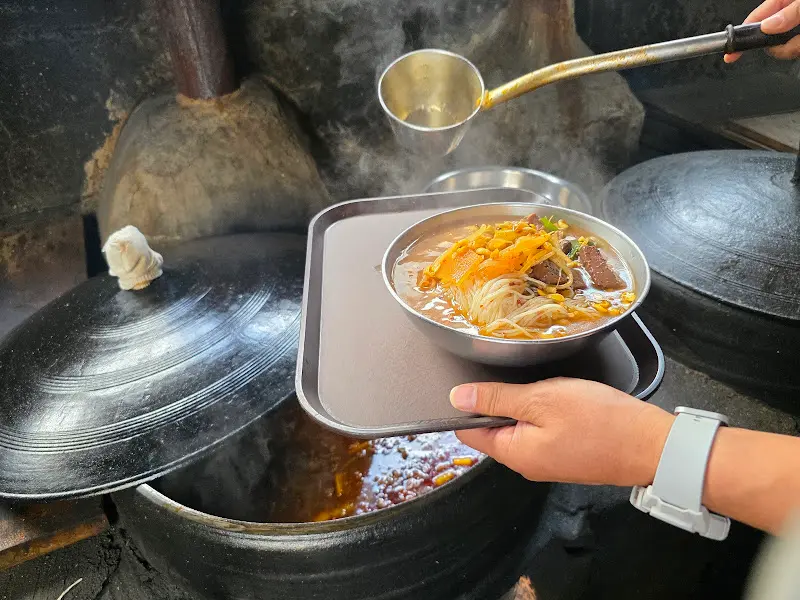 가마솥에서 끓고 있는 육수