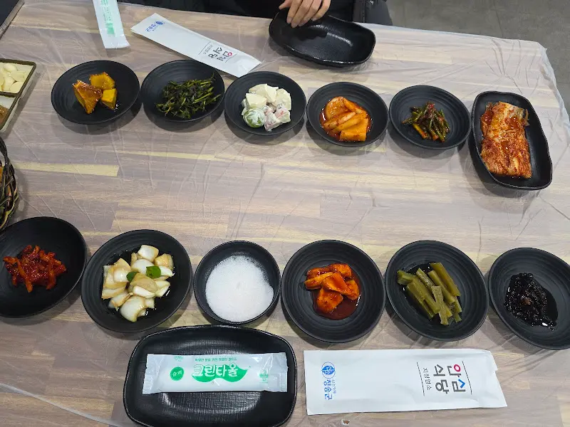 정갈하게 차려진 밑반찬