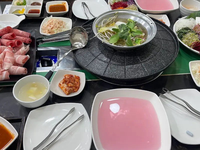 샤브샤브와 삼겹살이 함께 차려진 테이블