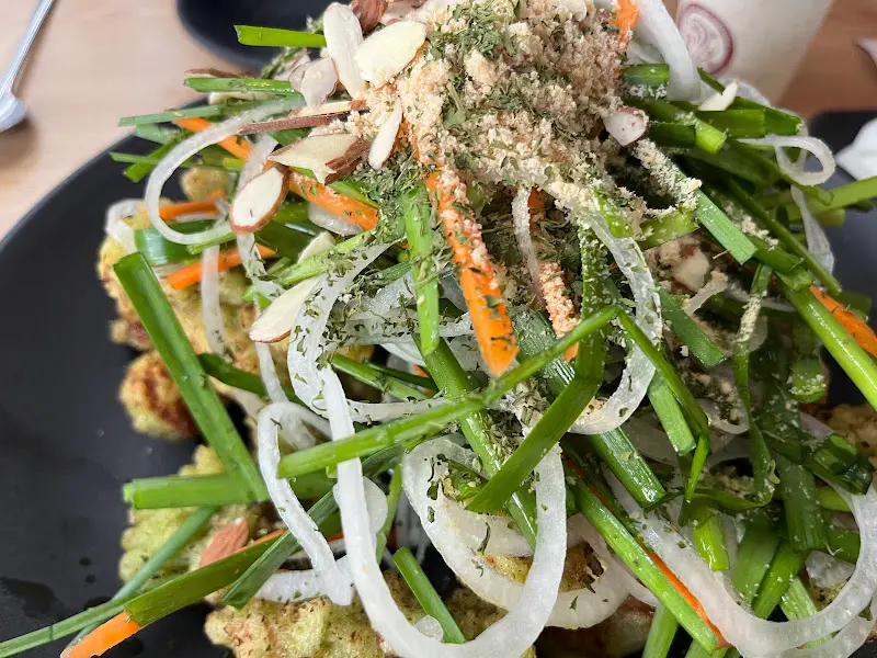 수북이 쌓인 부추가 인상적인 부추탕수육