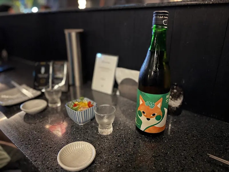 테이블 세팅과 사케병