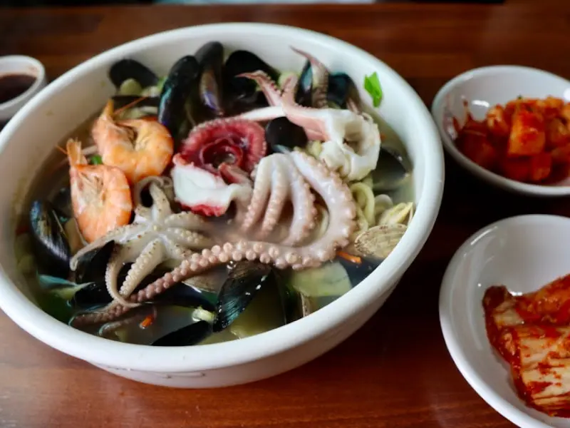 푸짐한 해물칼국수